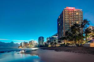 圣胡安圣胡安万豪度假及斯特拉瑞斯娱乐场酒店的享有海滩和高楼的景色