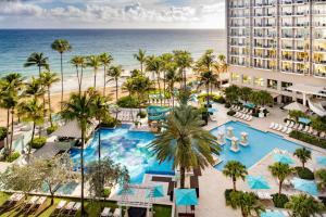 圣胡安圣胡安万豪度假及斯特拉瑞斯娱乐场酒店的享有带游泳池和海洋的度假村的空中景致