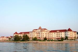佩托斯基Inn at Bay Harbor, Autograph Collection的水岸上的一家大酒店