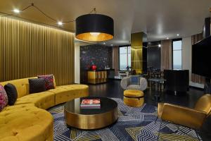 明尼阿波利斯威明普利斯酒店 - 富沙的大堂设有黄色的沙发和桌子