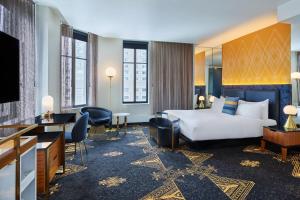 明尼阿波利斯威明普利斯酒店 - 富沙的配有一张床和一张书桌的酒店客房