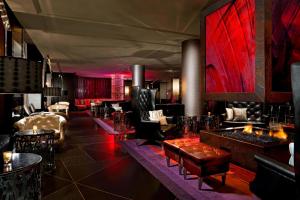 明尼阿波利斯威明普利斯酒店 - 富沙的大堂设有桌椅和红色灯光