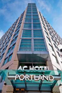 波特兰AC Hotel by Marriott Portland Downtown, OR的上面有酒店 ⁇ 的标志的高楼