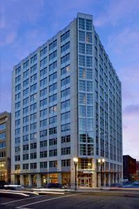 波特兰AC Hotel by Marriott Portland Downtown, OR的前面有一条街道的高大的玻璃建筑