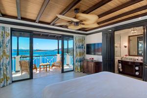 The MillScrub Island Resort, Spa & Marina的一间卧室配有一张床和吊扇