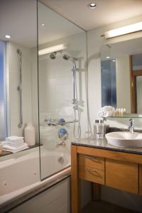 圣胡安圣胡安孔查万丽酒店的带淋浴和盥洗盆的浴室