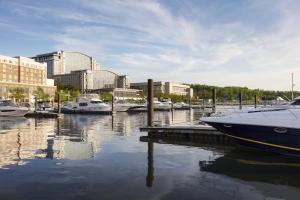 国家海港盖洛德国家度假会议中心酒店的停靠在城市码头的船只