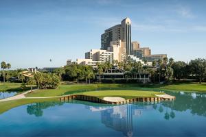奥兰多奥兰多世界中心万豪酒店 的享有高尔夫球场的景色,以城市为背景