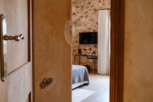 卡拉郫Finca Gomera - Agroturismo Hotel的通往卧室的门,卧室内设有一张床