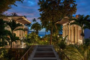 多拉多多拉多海滩丽思卡尔顿精品度假酒店的通往棕榈树建筑的楼梯