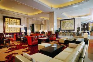 安卡拉JW安卡拉万豪酒店的酒店大堂设有沙发和桌椅
