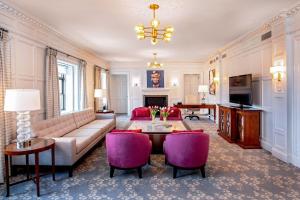 皮奥里亚皮奥里亚佩尔马凯特万豪酒店的客厅配有沙发和桌椅