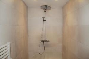 FelsbergAppartement Gensungen的浴室内配有淋浴和头顶淋浴