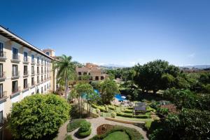 圣何塞Costa Rica Marriott Hotel Hacienda Belen的享有花园的景色。