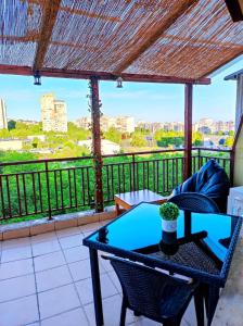 瓦尔纳Luxury Studio Apartment - Varna Residens的美景阳台配有桌椅