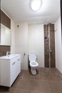 瓦尔纳Luxury Studio Apartment - Varna Residens的浴室配有卫生间、盥洗盆和淋浴。