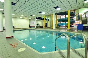 里贾纳里贾纳三角洲酒店的大楼内一个带滑梯的大型游泳池