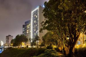 利马AC Hotel by Marriott Lima Miraflores的夜晚在城市的高楼