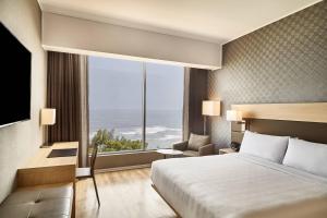 利马AC Hotel by Marriott Lima Miraflores的酒店客房设有一张床和一个大窗户