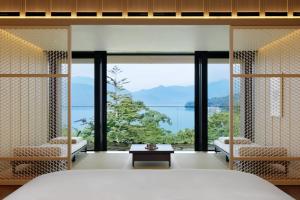 日光The Ritz-Carlton, Nikko的海景卧室