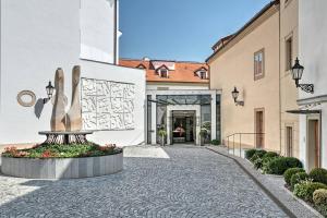 布拉格布拉格奥斯汀奢华精选酒店的建筑前的庭院,有雕像