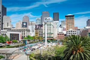 旧金山旧金山联合广场圣弗朗西斯威斯汀酒店的享有城市天际线美景,设有建筑
