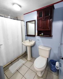 大玉米岛卡萨加拿大酒店的一间带卫生间和水槽的浴室