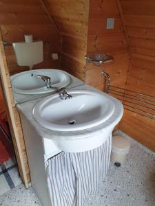 RambinRuegen_Fewo 41的小屋内的浴室设有白色水槽
