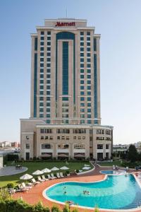 伊斯坦布尔伊斯坦布尔亚洲万豪酒店 的酒店设有带大型游泳池的大型建筑