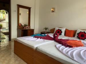 康提Kandy IVY Banks Holiday Resort的一张大床,上面有一条毯子