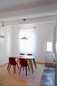 罗马Olimpico Apartment - Zen Real Estate的一间带桌椅的用餐室