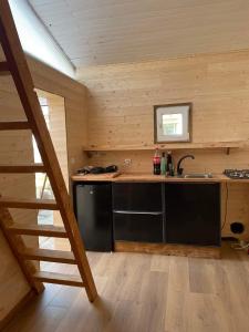 卡布勒通Chambre Privée Chez l'Habitant的小木屋内的厨房,配有水槽