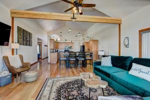 博伊西Twin Pines Cabin in Wilderness Ranch on Hwy 21, AMAZING Views, 20 ft ceilings, fully fenced yard, pet friendly, , Go paddle boarding at Lucky Peak, or snowshoeing in Idaho City and take in the hot springs, sleeps 10!的带沙发的客厅和用餐室