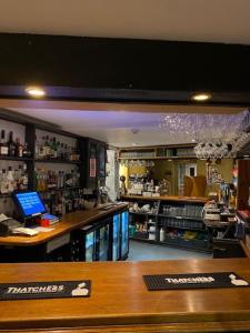 IlchesterThe Ilchester Arms Hotel, Ilchester Somerset的吧台上配有笔记本电脑的吧台