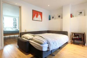 伦敦绝美伊斯特芬奇利公寓的卧室配有一张床