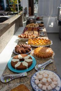 安格拉杜斯雷斯达来斯特旅馆的一张桌子,上面放着许多不同类型的蛋糕和馅饼