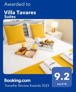 阿鲁卡Villa Tavares Suítes的一间酒店客房,床上放着一盘食物