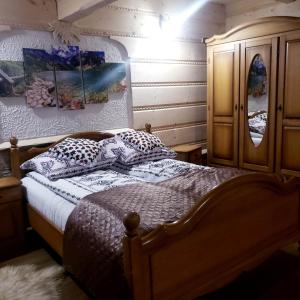 GrońU Huraja的一间卧室配有带枕头的床铺和橱柜