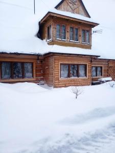 GrońU Huraja的雪地小木屋
