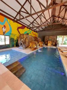 Santʼ AnaMomora distrito selva的一个带酒桶壁的房间的大型游泳池