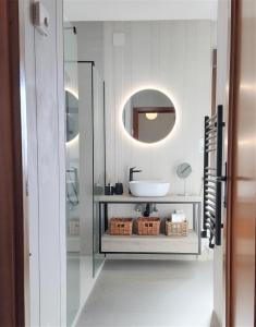 拉曼加戴尔马尔梅纳Boutique Hotel Colina del Emperador的白色的浴室设有水槽和镜子
