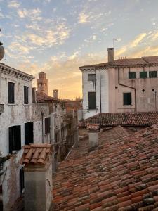 威尼斯La Dogaressa Guest House的城市建筑屋顶景观