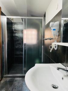 威尼斯La Dogaressa Guest House的带淋浴和白色盥洗盆的浴室