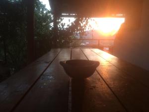 巴里查拉庭拓旅舍的木桌上的日落,碗上放着