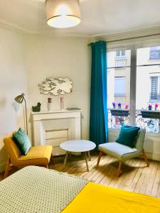 巴黎Sweet Room 15的卧室配有一张床和一张桌子及椅子