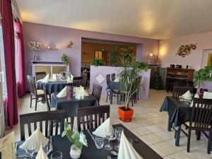 Ambrieres Les Vallees乐古德基恩斯酒店的一间配备有蓝色桌椅的用餐室