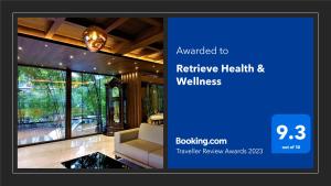 科钦Retrieve Health & Wellness的一张客厅的一张图画,客厅配有沙发