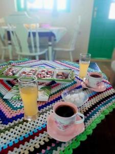 帕莱Vikedica Blagojević的一张桌子,上面放着一盘食物和两杯咖啡