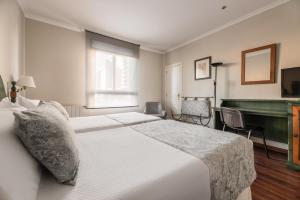 巴达霍斯Hotel Rio Badajoz的一间卧室配有一张床和一张台球桌