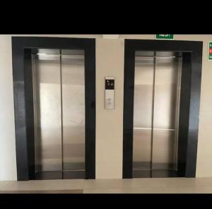 特里凡得琅Gangothri的地铁站的三部金属电梯